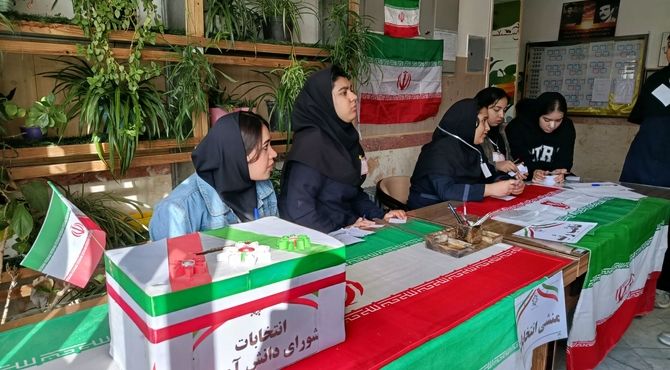 شور و رقابت دانش‌آموزان در انتخابات شورای مدرسه امیرکبیر رزن  