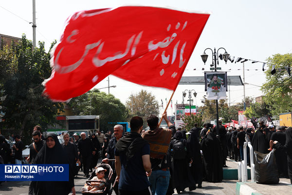 موکب «عشاق‌الحسین» سازمان دانش آموزی در راهپیمایی خانوادگی جاماندگان اربعین حسینی - تهران/ 2