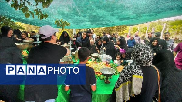 برپایی سفره‌ی احسان در محوطه بیمارستان فوق تخصصی آیت‌الله یثربی کاشان