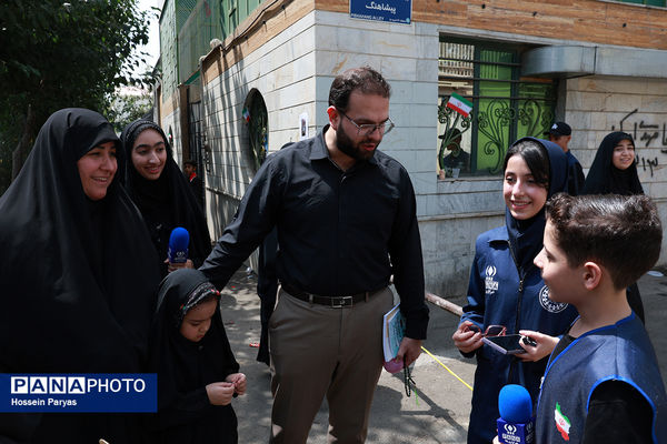 موکب «عشاق‌الحسین» سازمان دانش آموزی در راهپیمایی خانوادگی جاماندگان اربعین حسینی - تهران/ 2