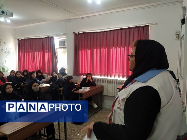 دوره‌های آموزشی مقابله با زلزله در دبیرستان علی افشارنژاد