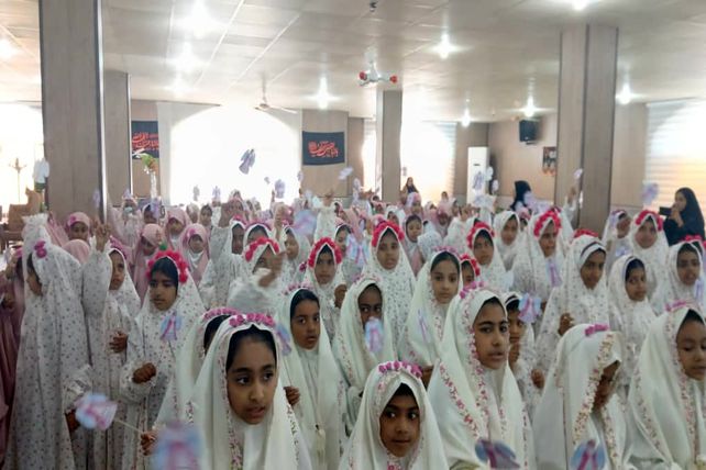 دانش‌آموزان دبستانی فین پیمان بندگی خود را جشن گرفتند