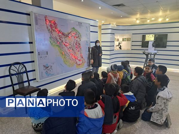 بازدید دانش‌آموزان از پارک موزه علوم زمین مشهد 