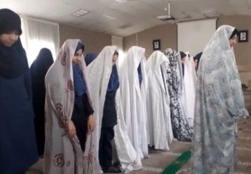 برگزاری نماز جماعت در دبیرستان بی‌بی سلطنت قفلی