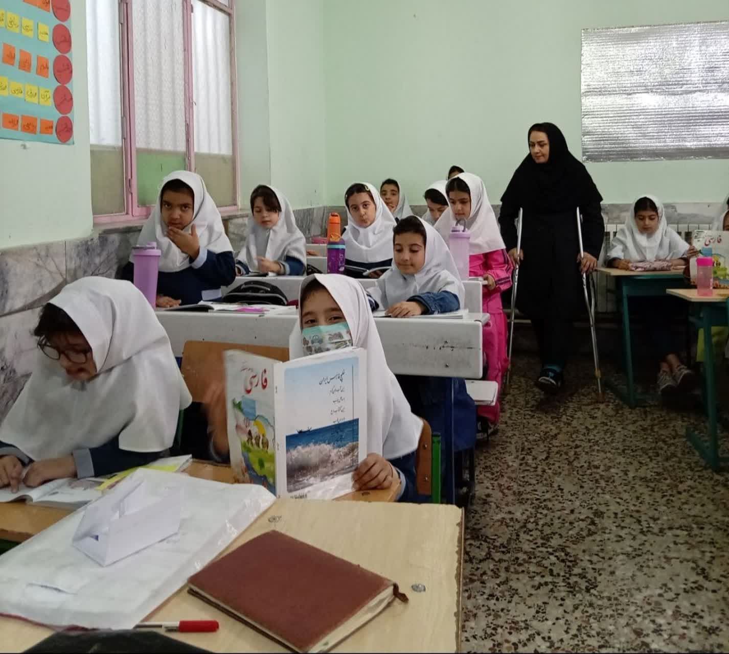 معلم فداکار شیروانی با پای آسیب‌دیده به مدرسه می‌آید