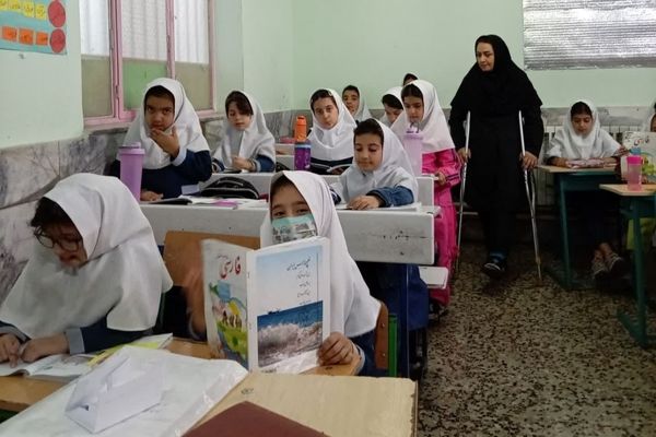 معلم فداکار شیروانی با پای آسیب‌دیده به مدرسه می‌آید