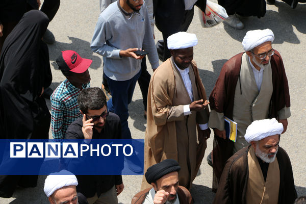 راهپیمایی نمازگزاران جمعه قم در محکومیت جنایات اردوگاه «النصیرات»