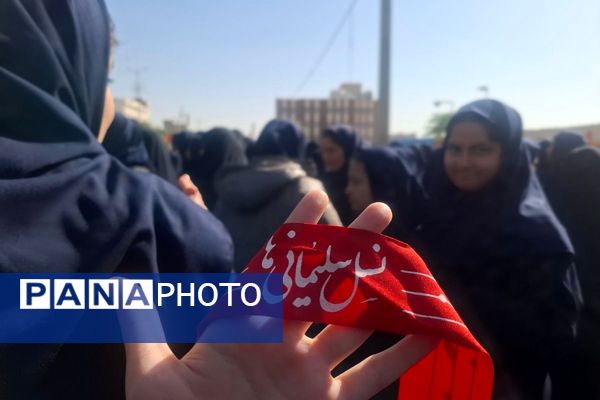 برگزاری مراسم راهپیمایی سیزده آبان با حضور دانش‌آموزان و مسئولین در ملارد
