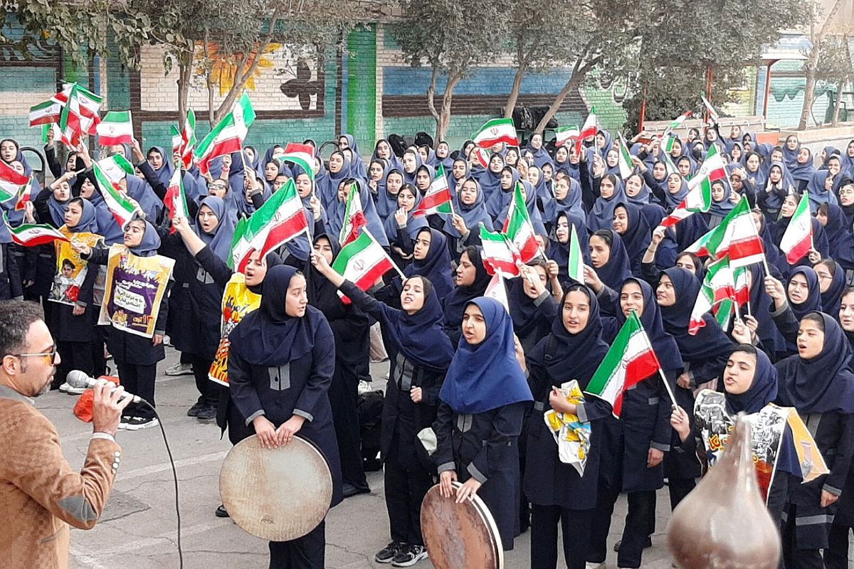 برگزاری جشن پرشور روز دانش آموز در دبیرستان شهدای هسته‌ای