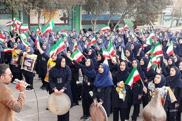 برگزاری جشن پرشور روز دانش آموز در دبیرستان شهدای هسته‌ای