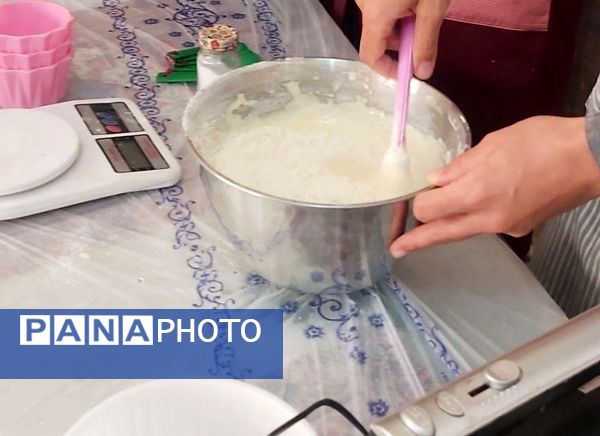 شیرینیِ دوستی اردوی دختران مهدیه در کارگاه شیرینی‌پزی کانون  امام خمینی(ره)