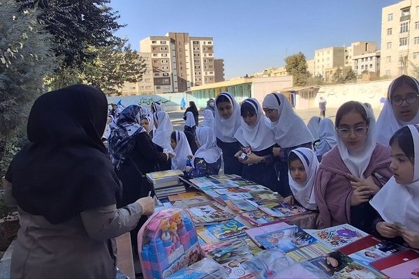 راه‌اندازی بازارچه خیریه مدرسه حجت بن‌الحسن ناحیه 2 کرج 