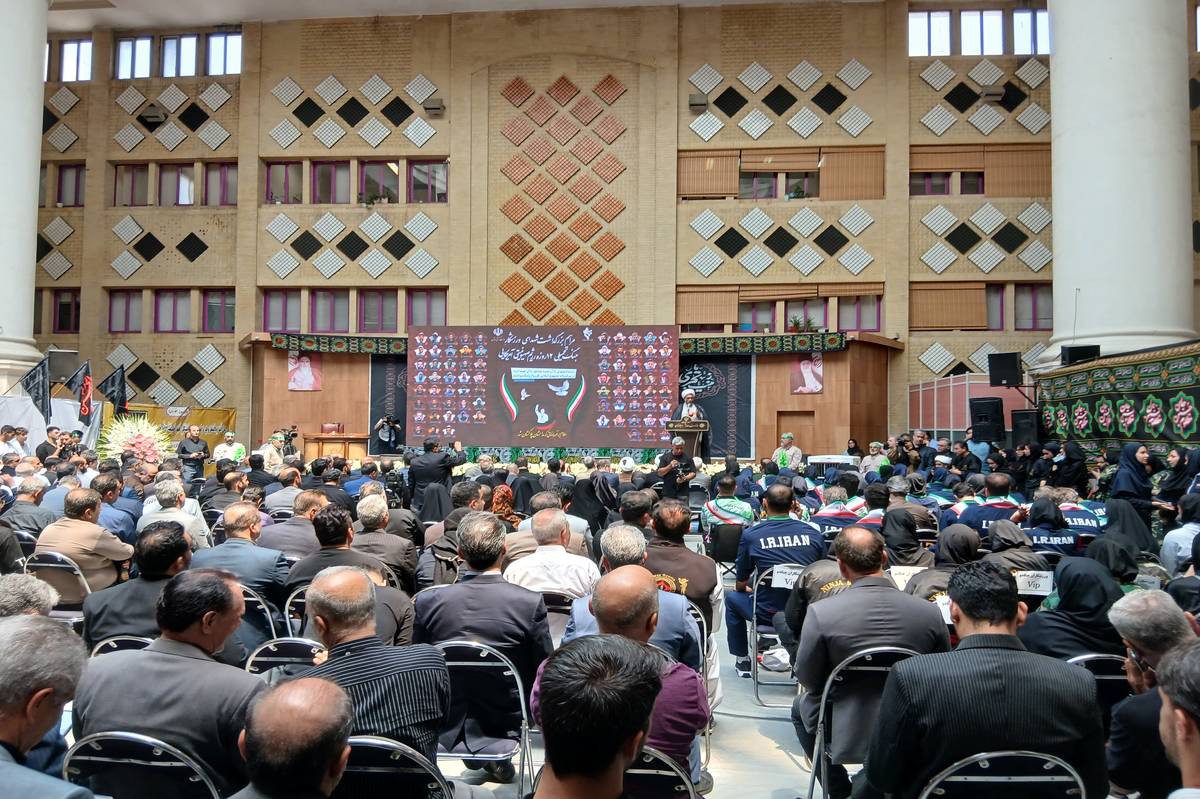  حضور محمد جعفری در آیین تجلیل از خانواده ۳۰ شهید ورزشکار+عکس