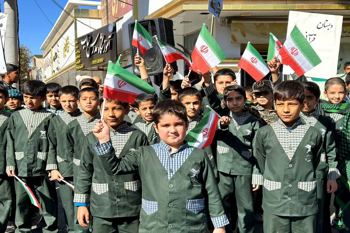 راهپیمایی باشکوه ۱۳ آبان با حضور گسترده دانش‌آموزان در کاشمر برگزار شد