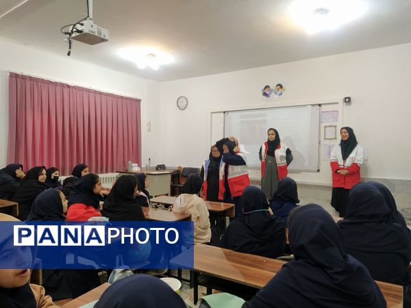 دوره‌های آموزشی مقابله با زلزله در دبیرستان علی افشارنژاد