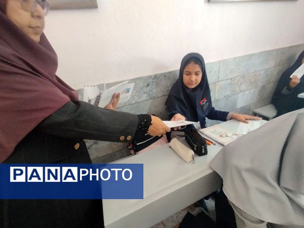 توزیع برگ های کنگره ۱۸۰۰۰شهیدخراسان رضوی 