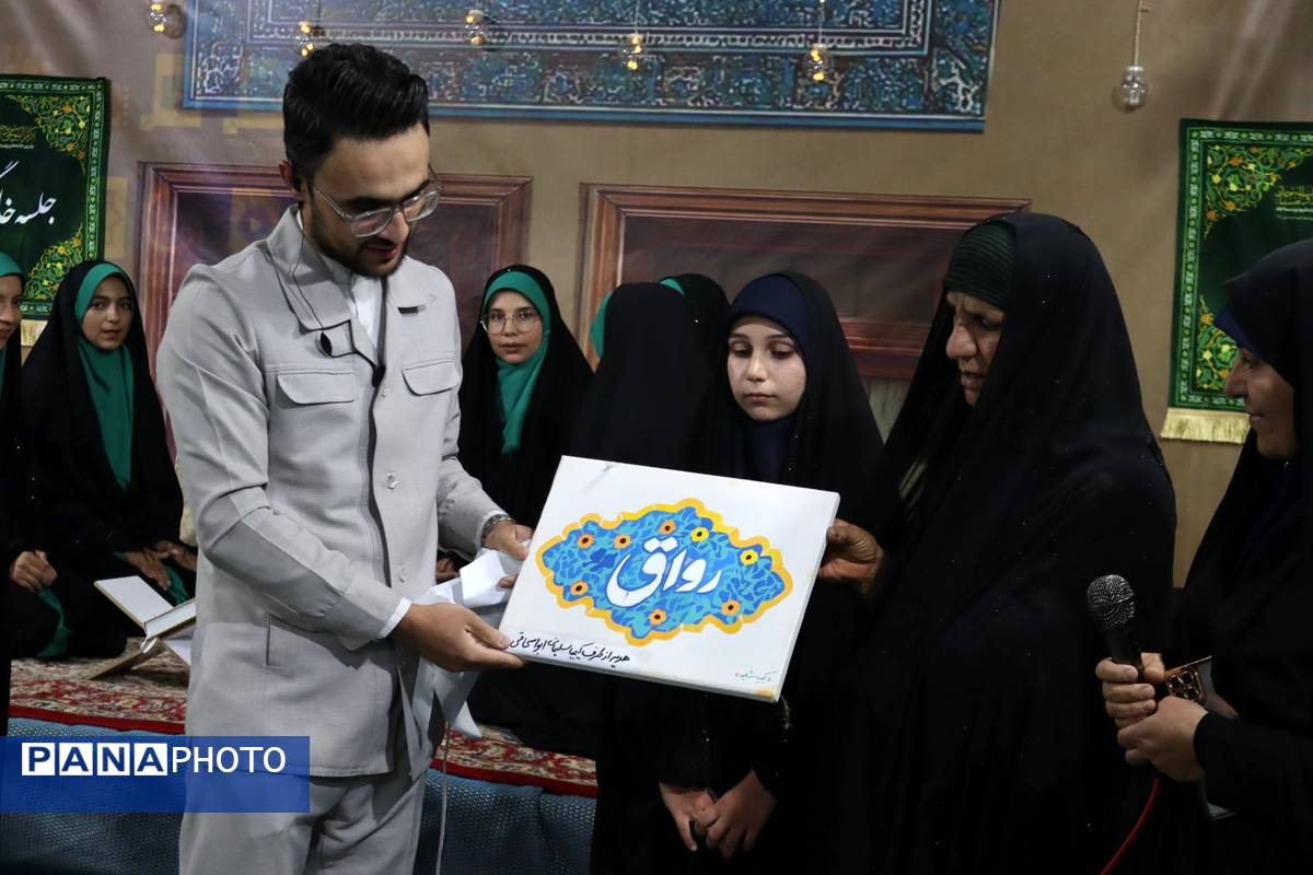 برنامه قرآنی «رواق» میزبان محفلی قرآنی