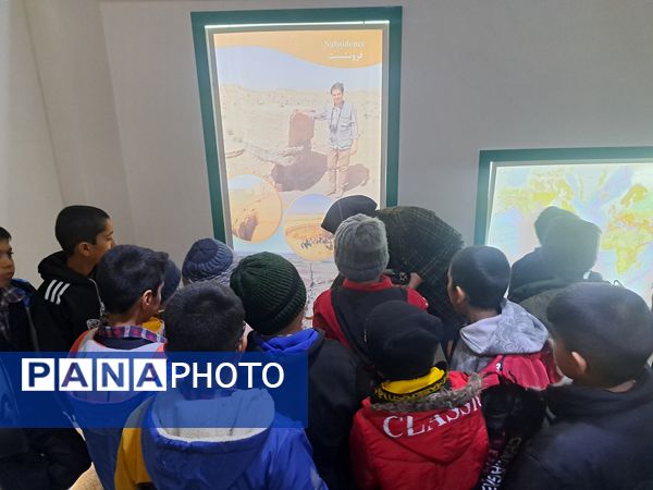 بازدید دانش‌آموزان از پارک موزه علوم زمین مشهد 