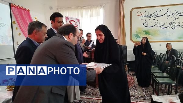 تجلیل از نمرات 20 امتحان نهایی و ممتازان علمی و پرورشی در جشن بیست دبیرستان خاتم الانبیا (ص)