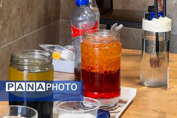 ویژه‌برنامه روز آزمایشگاه در دبیرستان پروفسور رزاقی کهریزک 