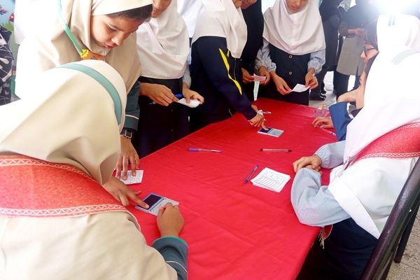 انتخابات شورای دانش آموزی در دبستان سمیه