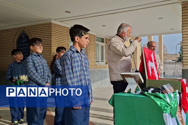 تجدید عهد دانش آموزان مدرسه ایمان ورامین با امام حسین (ع) 