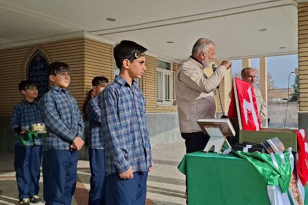 تجدید عهد دانش آموزان مدرسه ایمان ورامین با امام حسین (ع) 