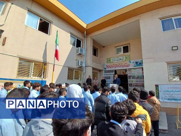  تجلیل از خانواده شهید سعید شاطرزاده در هفته شهدا 