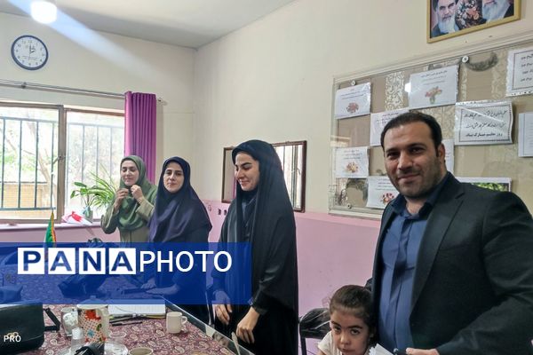دیدار و تکریم مسئولین شهری با فرهنگیان دبستان ستایش و صابران یک به مناسبت هفته معلم