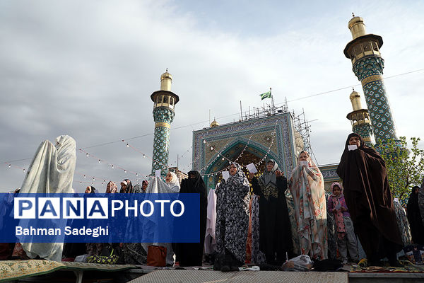 اقامه نماز عید سعید فطر- امامزاده پنج تن(ع) لویزان