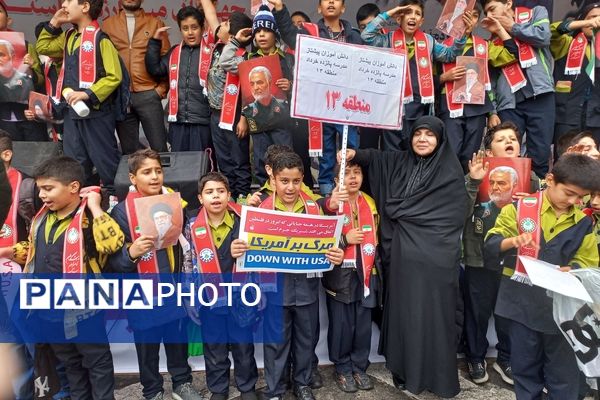 حضور مدیر آموزش و پرورش منطقه ۱۳ در راهپیمایی روز دانش‌آموز 