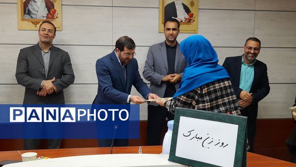 مراسم تجلیل از زحمات بانوان اداره آموزش و پرورش ملارد به مناسبت روز مادر 