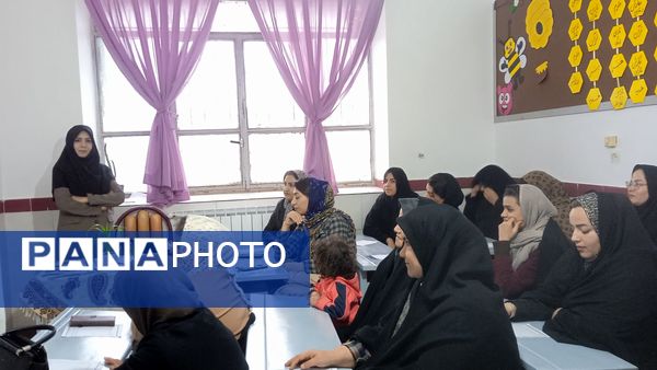 جلسه انجمن اولیا و ارائه کارنامه های هشدار به والدین در مدرسه شهید نجفی فدافن