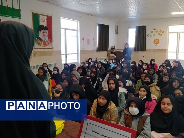 کارگاه آشنایی با فضای مجازی در دبیرستان دخترانه امید 