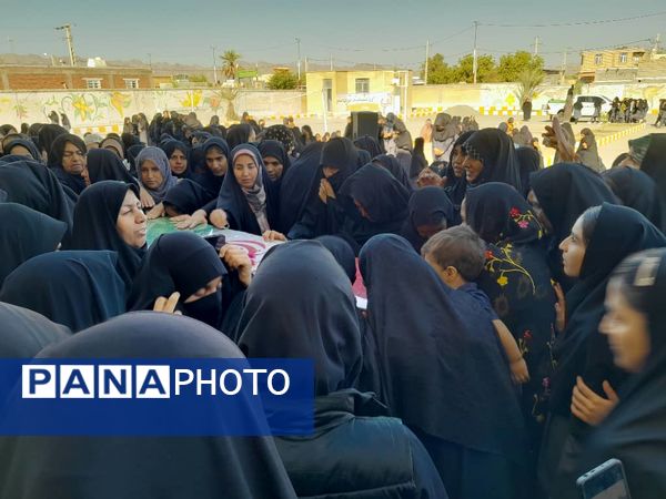 تشییع پیکر شهید گمنام بر دستان دانش‌آموزان هنرستان ابرار منوجان در ایام فاطمیه