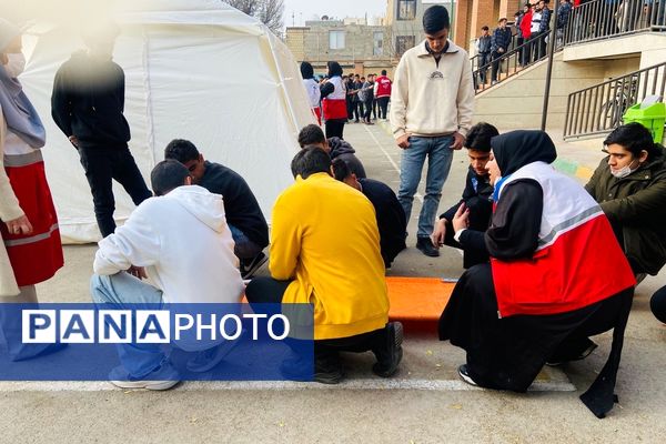 پشت‌صحنه آماده‌سازی مانور زلزله در مدرسه استاد مطهری رباط‌کریم