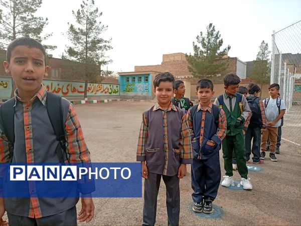 آغاز بازگشایی مدارس و شور و حال دانش آموزان دبستان شهید پسندیده فدافن در نخستین روز پاییز