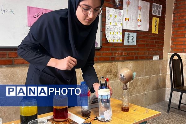 ویژه‌برنامه روز آزمایشگاه در دبیرستان پروفسور رزاقی کهریزک 