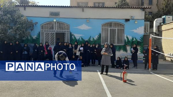 آموزش اطفای حریق در دبیرستان نمونه دولتی آینده‌سازان ناحیه ۴ کرج