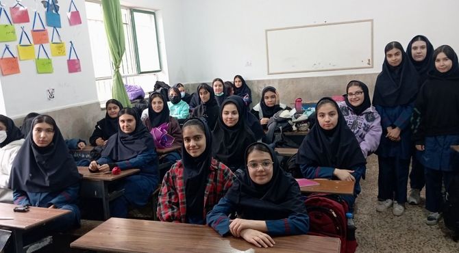 قدردانی از مقام مادر توسط دانش آموزان دبیرستان دانش نیا شهر قدس