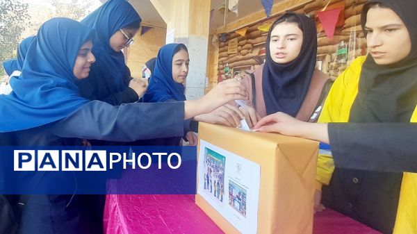 رأی‌گیری انجمن ورزشی در دبیرستان حضرت معصومه(س) ناحیه ۴ کرج 