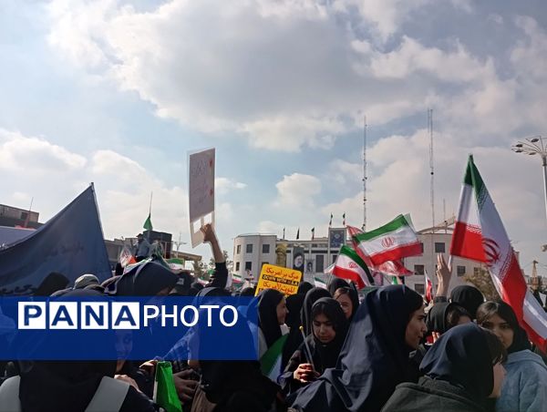 حماسه دانش‌آموزان مشهدی در روز ۱۳ آبان