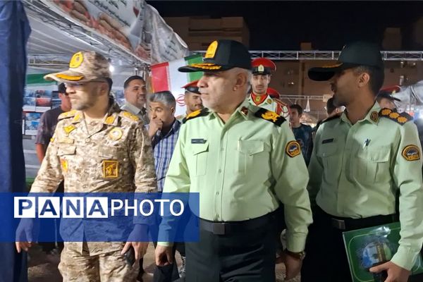 بازدید از نمایشگاه اسوه به‌مناسبت هفته دفاع مقدس در شیراز