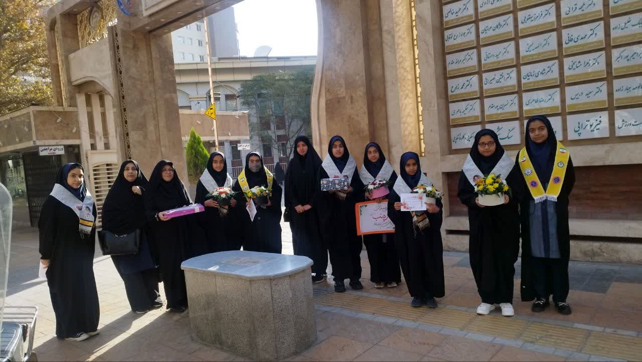 قدردانی  دختران پیشتاز دبیرستان شاهد تکتم از فرشتگان سفیدپوش بیمارستان ۱۷شهریور مشهد