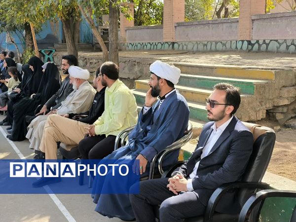 رونمایی از کتاب «روحانی که روحانی نیست» در دبیرستان باقریه