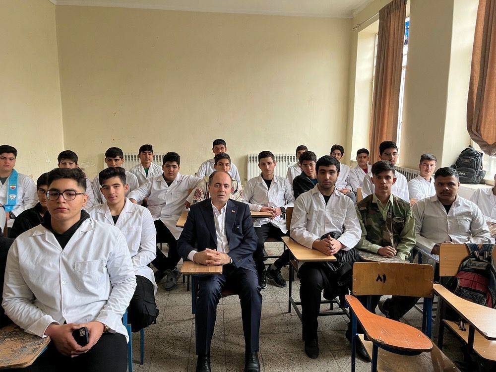 وزیری که پس از ۴ دهه به هنرستان محل تحصیل خود رفت