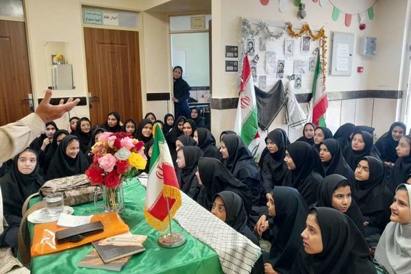روایت هشت سال دفاع مقدس توسط راوی انقلاب در مدرسه مادرمهربان نقاب