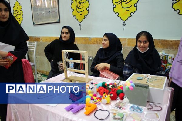 برپایی بازارچه کسب و کار دانش‌آموزی در مدرسه حضرت معصومه (س) ناحیه 4 کرج