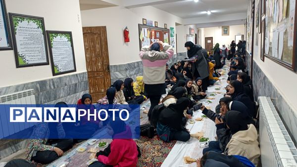 برپایی سفره افطاری در دبیرستان عطیه ناحیه هفت 