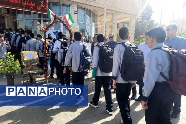 نواختن زنگ مهر در مدرسه هیات امنایی رازی ناحیه ۴ شیراز 